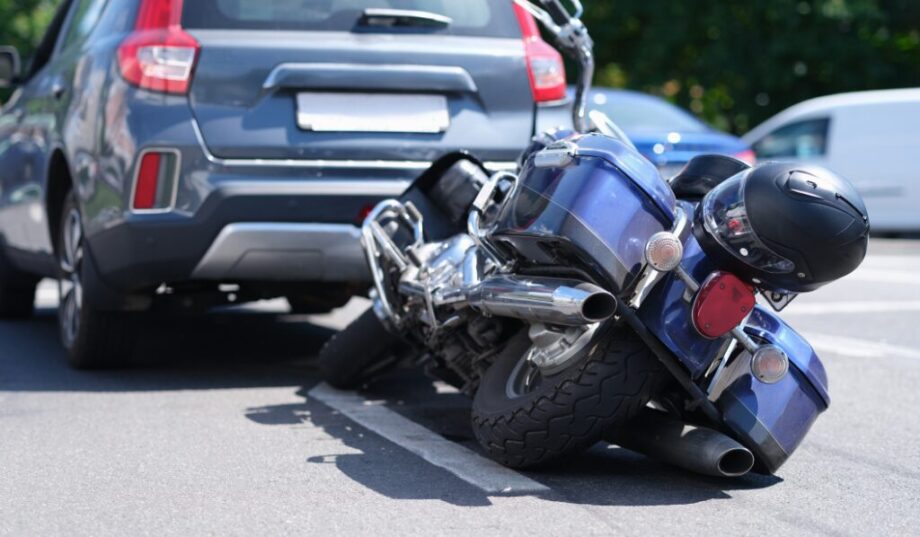 バイクが事故して倒れている様子