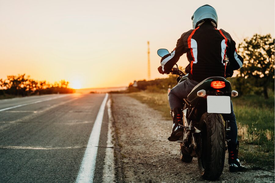 バイクに跨る男性の背中