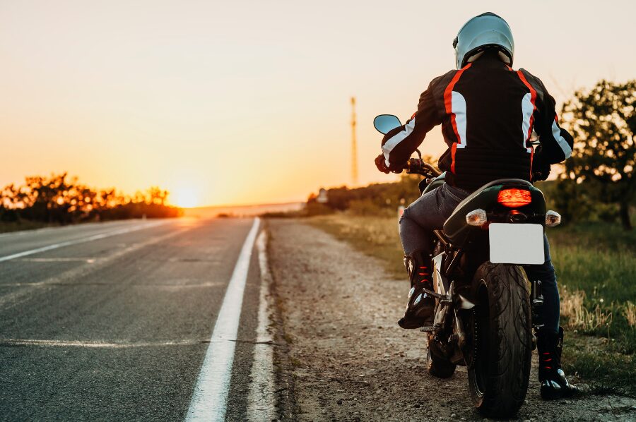 バイクに跨る男性