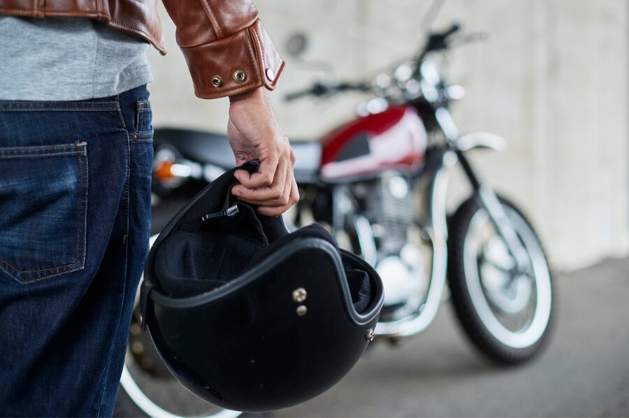 バイクのヘルメットを持つ男性
