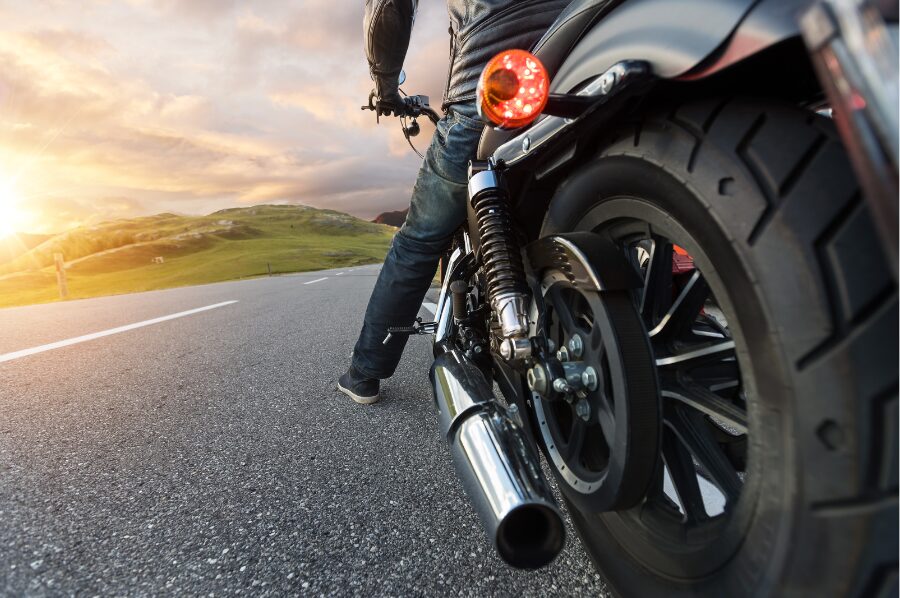 バイクに跨ぐ男性