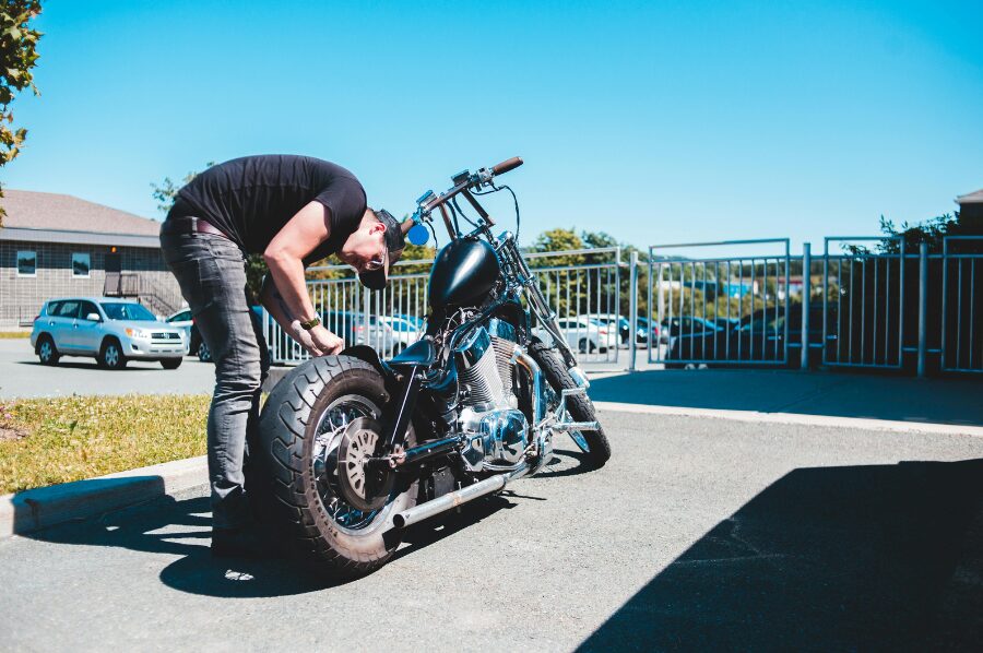 バイクを整備する男性