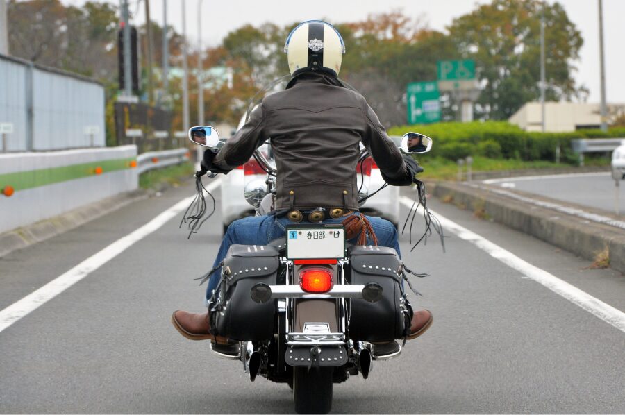 バイクを運転する男性の後ろ姿