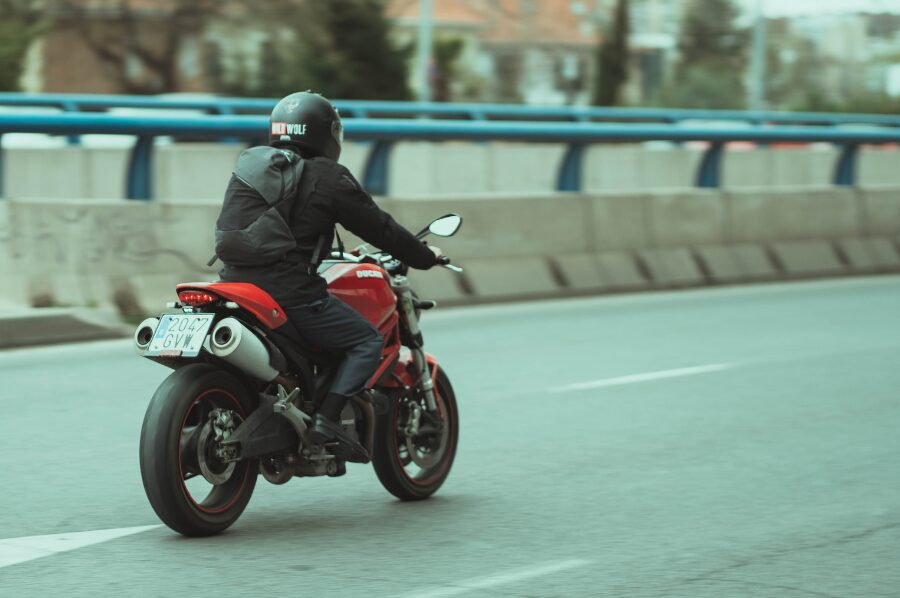 赤いバイクを運転する人