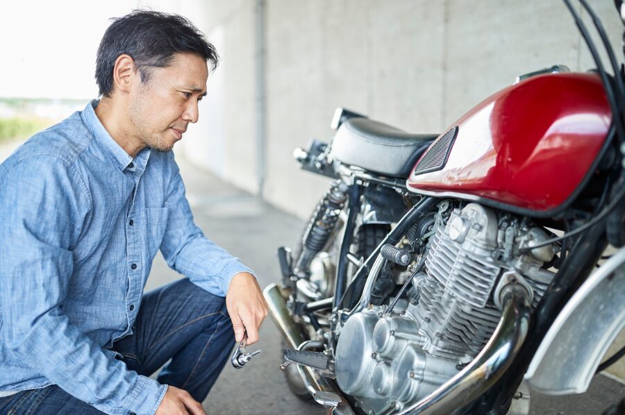 バイクを見る男性