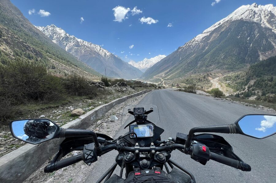 黒色のバイクが走行している様子