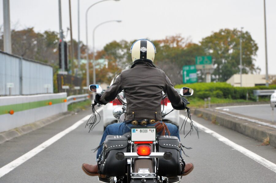 バイクに乗る男性の後ろ姿