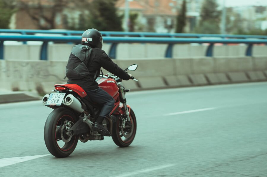 赤色のバイクが走行している様子