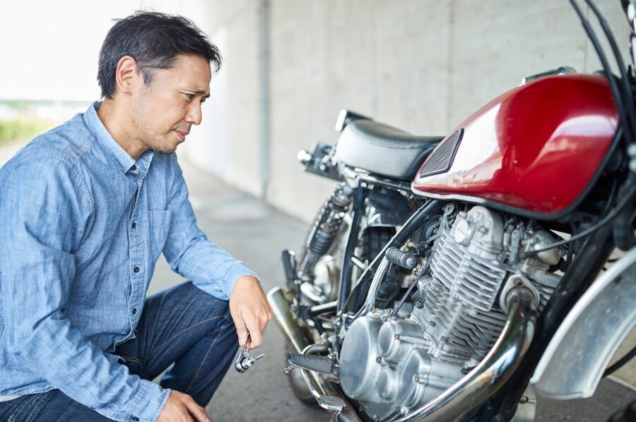 バイクを見つめる男性