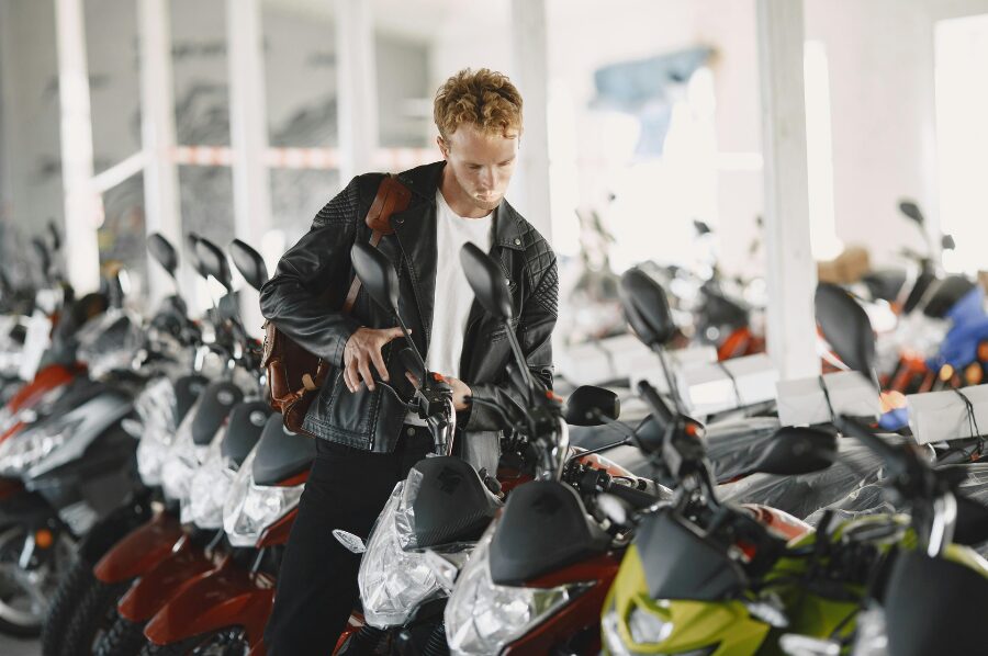 バイクを選ぶ男性