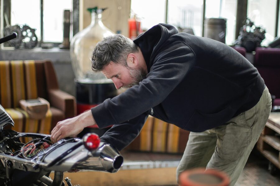 バイクを整備する男性