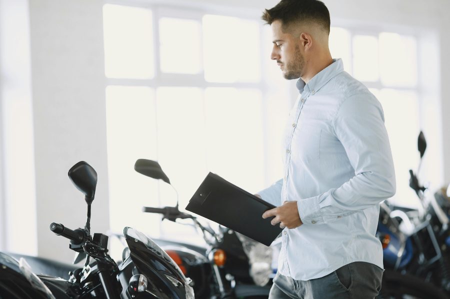 バイクを査定する男性