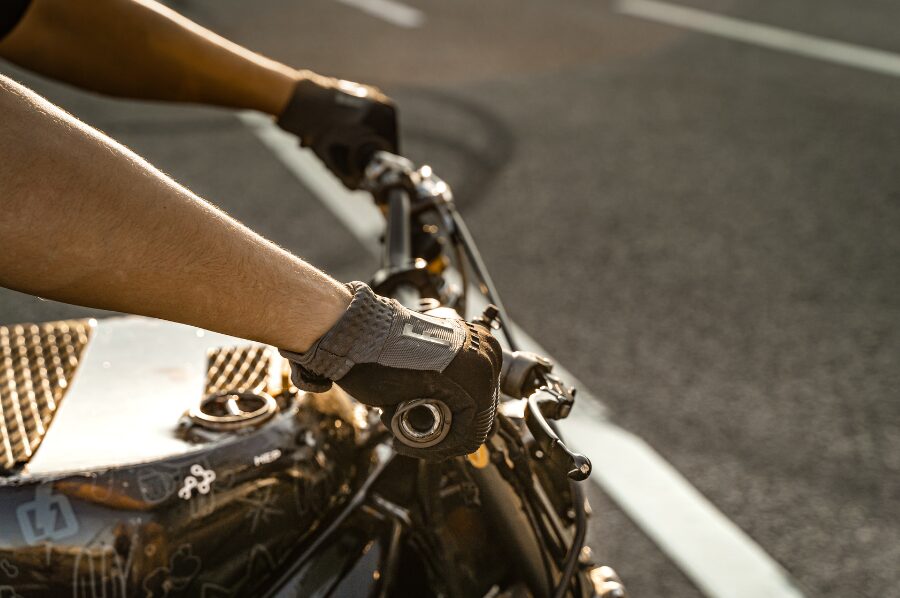 バイクのハンドルを握る男性