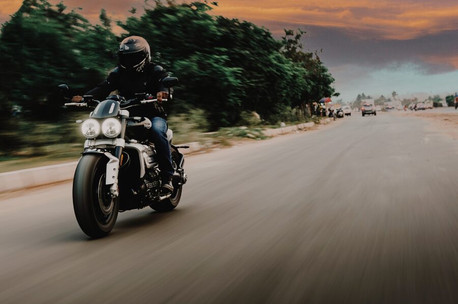 黒色のバイクを運転する男性