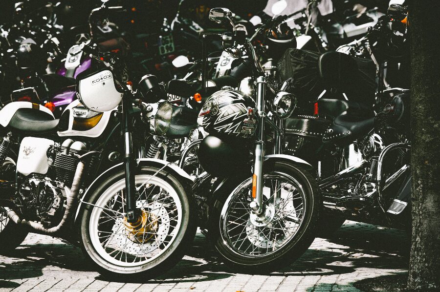 バイクが並ぶ様子